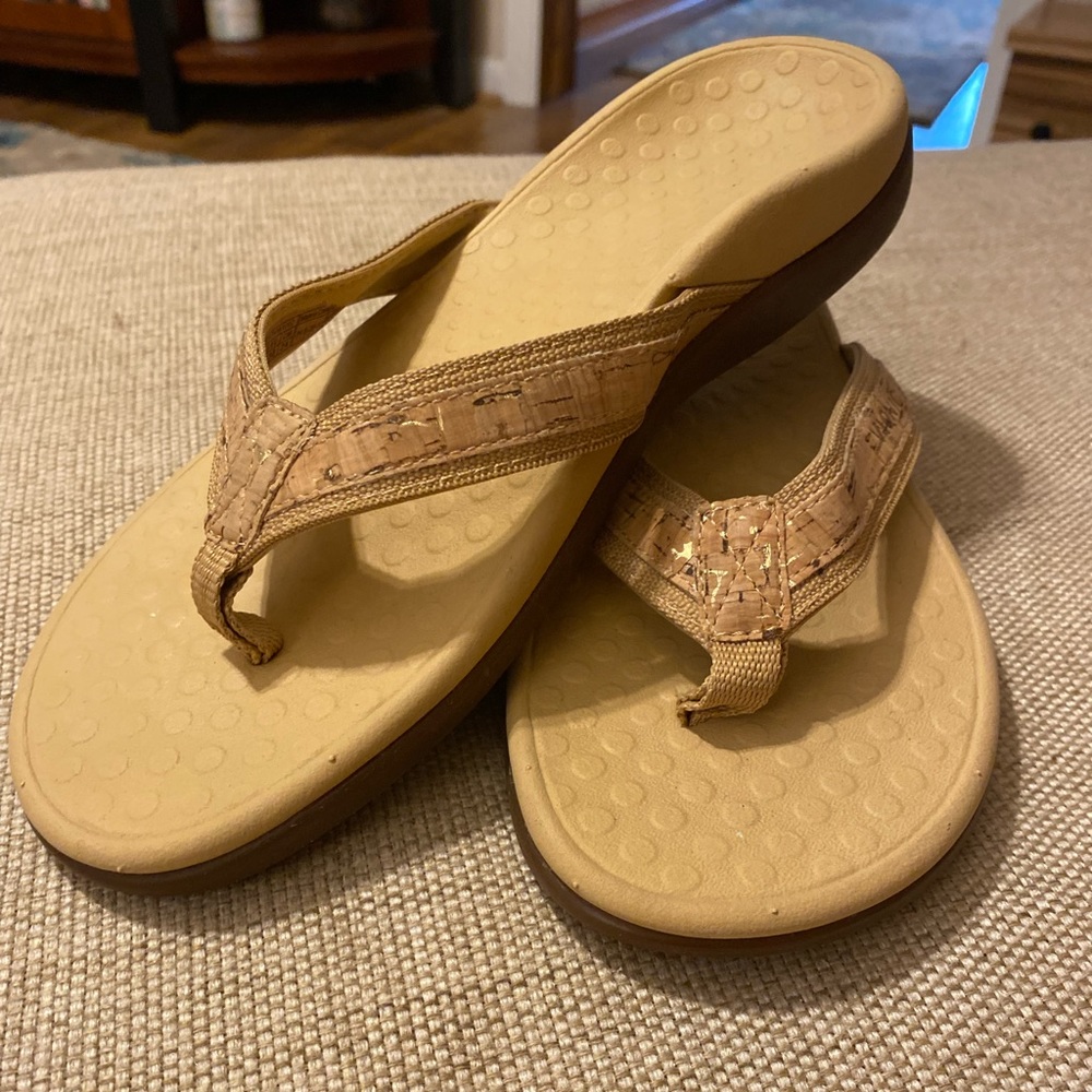 Vionic Flip Flops - Size 7, Cork Metallic